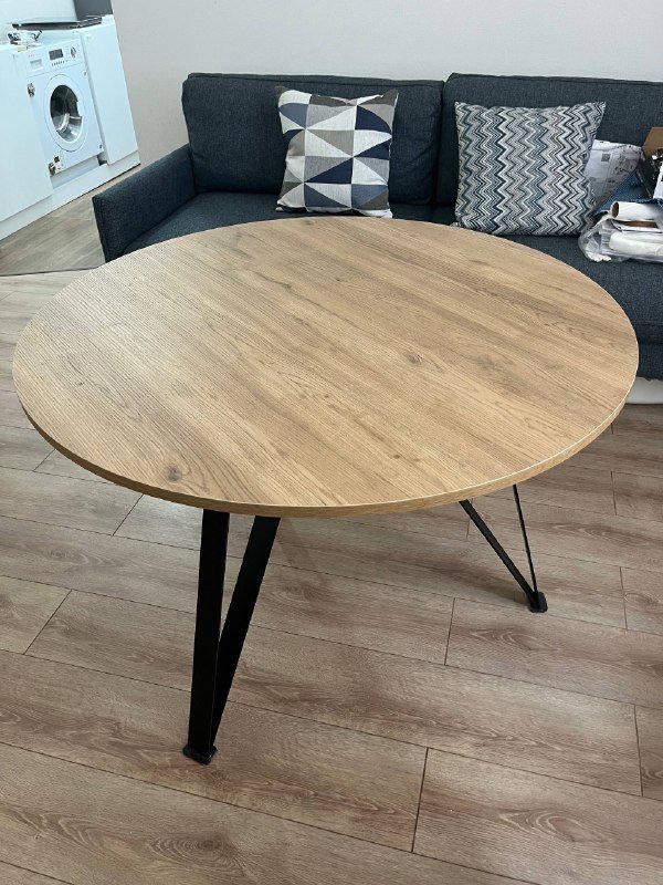 Круглый деревянный стол с металлическими ножками