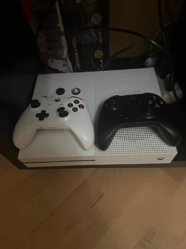 Xbox One S, 2 джойстика