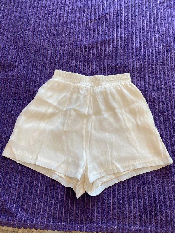 Кепки, юбка, шорты, треккинговые ботинки, книги