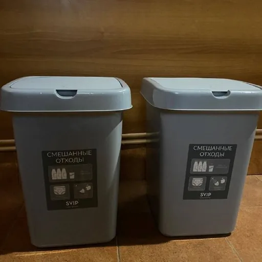 Мусорные контейнеры с крышкой