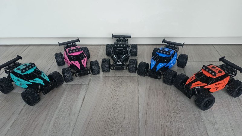 Набор из 5 разноцветных джипов на пульте управления 5