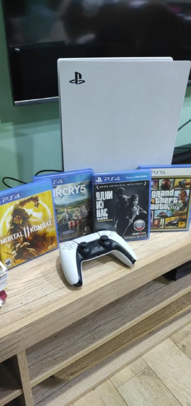 PlayStation 5 с двумя джойстиками и играми 2