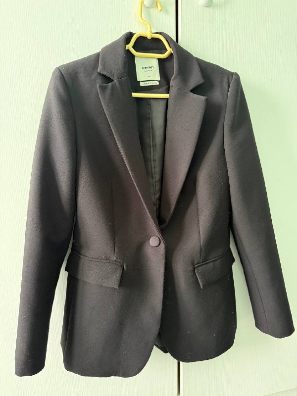 Два женских пиджака