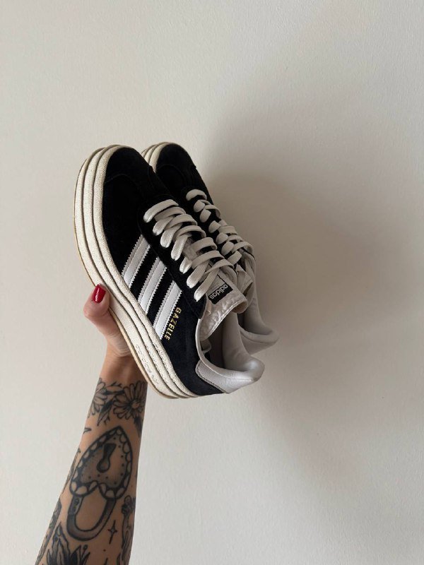 Топ с перчатками, парфюм UNUSUAL, кожаная юбка-шорты, кроссовки Adidas Gazelle, замшевый тренч ZARA, куртка H&M 5