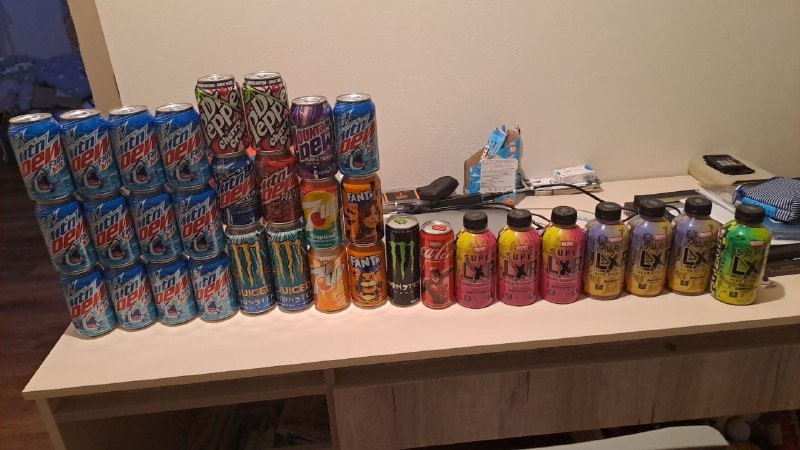 Энергетические напитки и газировка в ассортименте