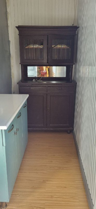 Старинный деревянный буфет с зеркалом 4