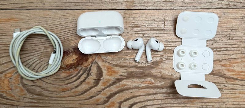 Apple AirPods Pro 2, JBL Charge 5 колонка