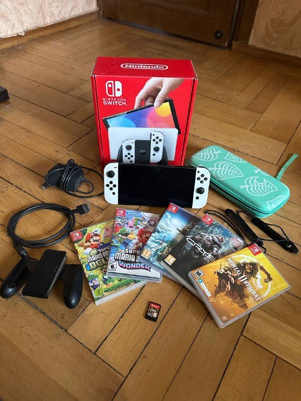 Nintendo Switch OLED с играми и кейсом
