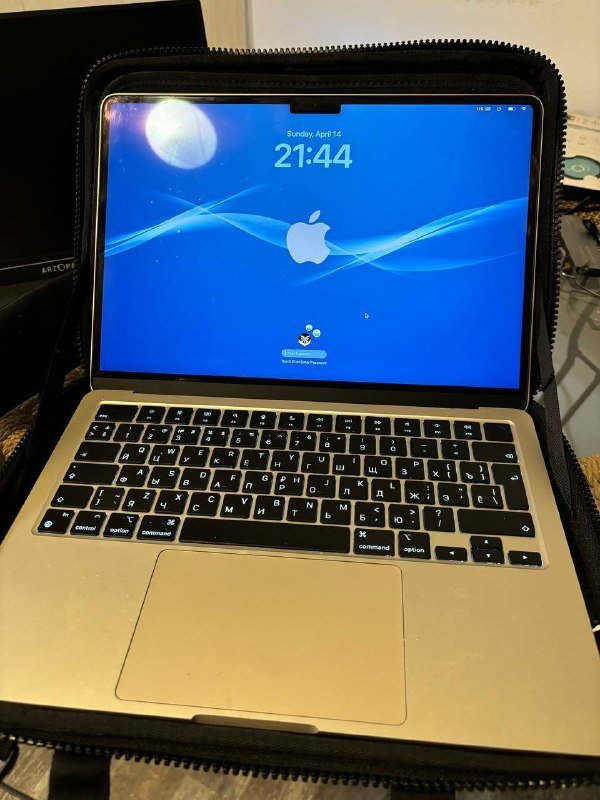 Macbook Air 13 m2 16/512, Thule Gauntlet case