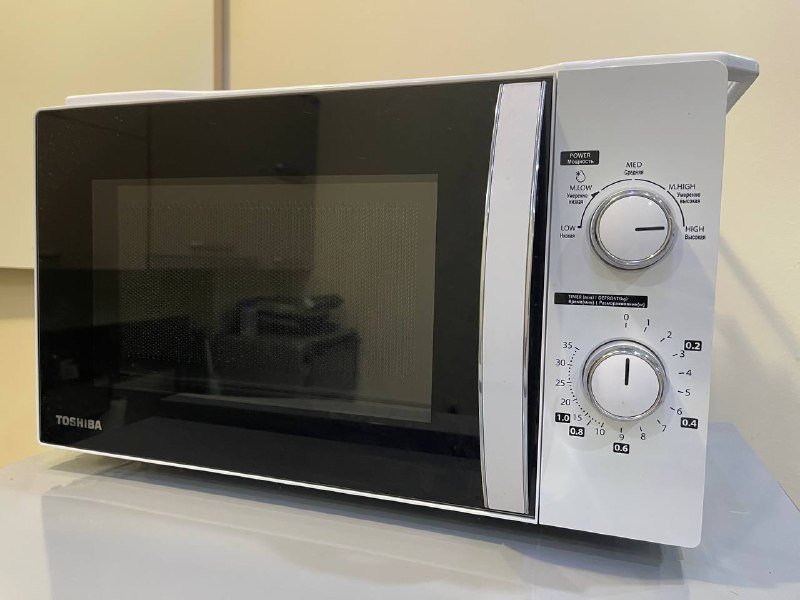 микроволновка Toshiba, духовка Luxell, робот-пылесос Xiaomi Vacuum E10, кофемашина Vitek