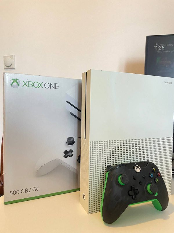 Xbox One S 500 Gb с геймпадом