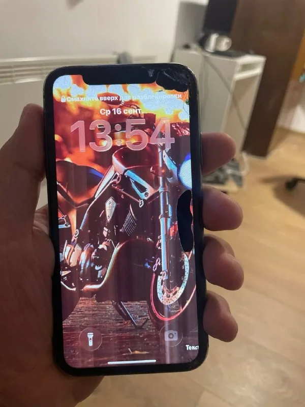 iPhone 11 с разбитым экраном и задним стеклом 1