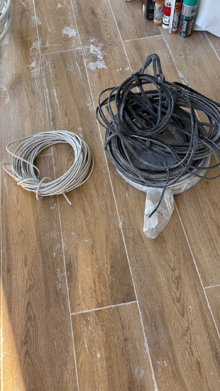 Стройматериалы после ремонта, кабель, клей, плинтус, трубы, переходники 6