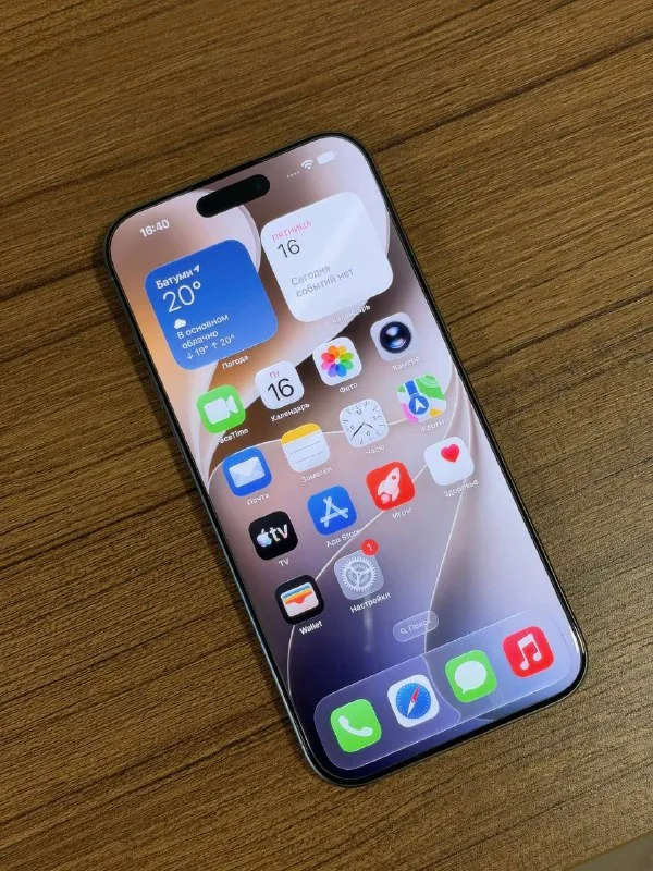 iPhone 16 Pro Max, AirPods Max 2024 1