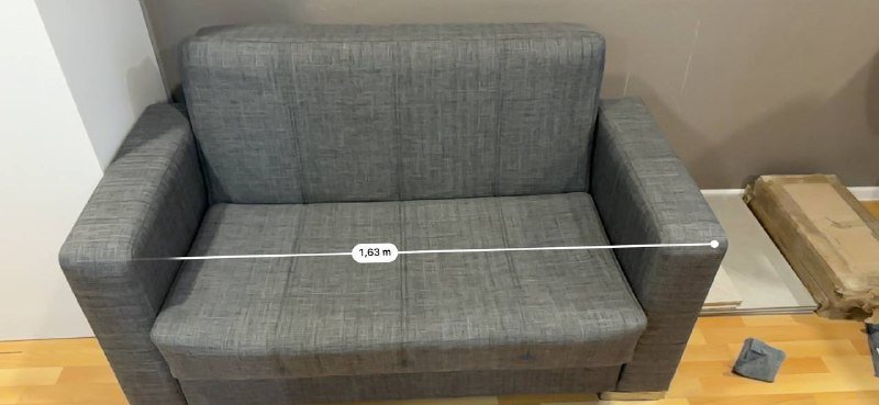 Небольшой диван с двумя подушками 3