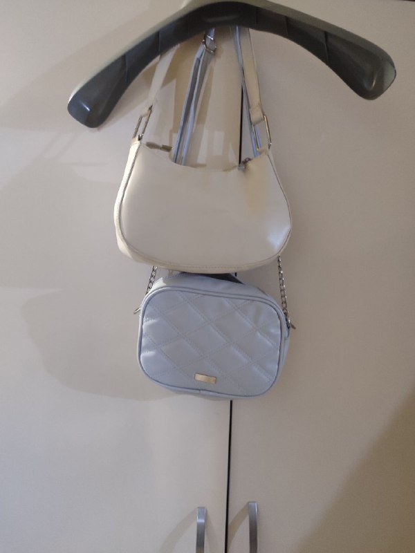 Платье Stradivarius, Джинсы, Куртка черная Zara, Куртка белая, Сумка черная, Сумка бежевая голубая 2