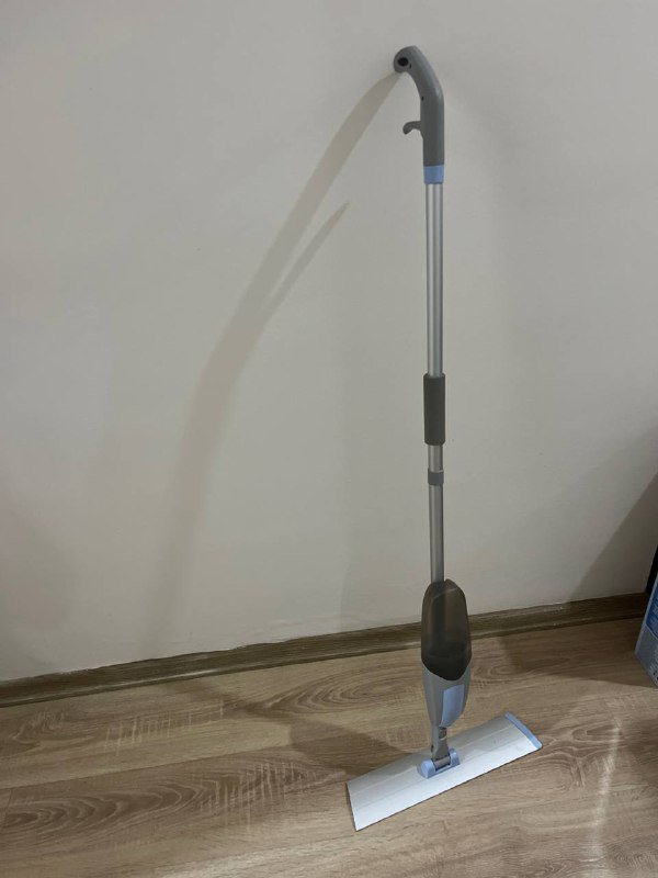 Швабра с распылителем и сменной тряпкой