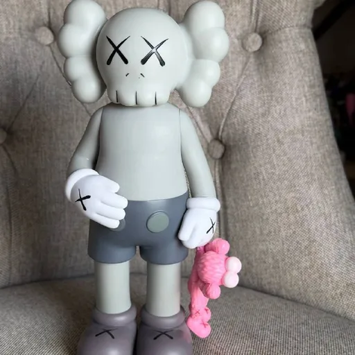 Коллекционные фигурки KAWS, Сакура