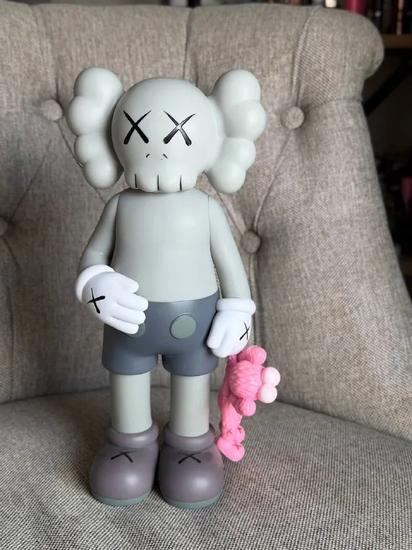 Коллекционные фигурки KAWS, Сакура 1