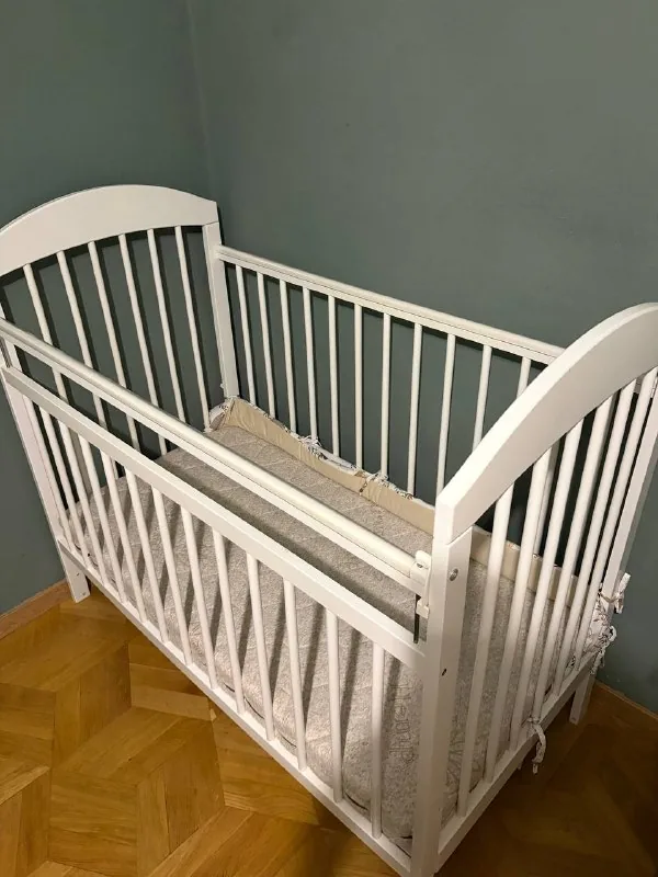 Дитяче ліжечко з матрацом