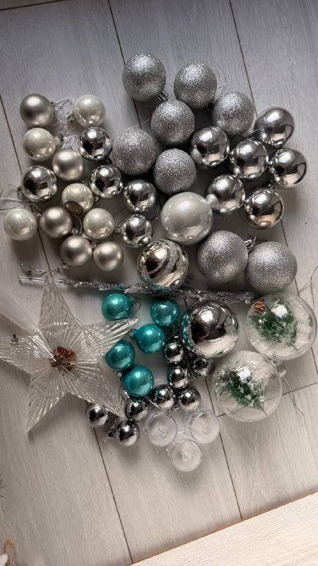 Новогодние елочные игрушки бело-серебряные 6