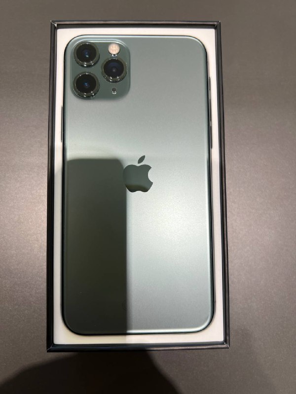 AirPods Max, AirPods 3, Apple Watch SE, Apple Watch Series 4, iPhone 11 Pro 4