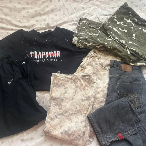 Футболка Trapstar, джинсы Zara, джинсы BDG, штаны Nike, джинсы Y2K