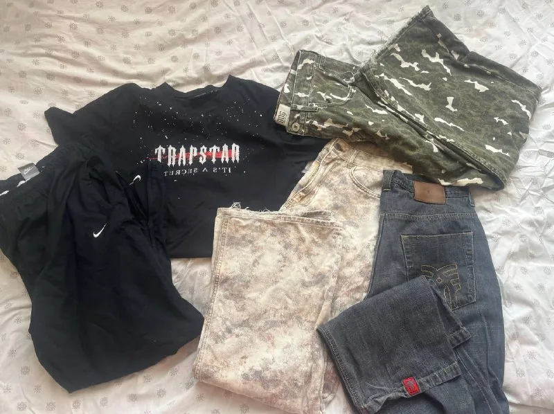 Футболка Trapstar, джинсы Zara, джинсы BDG, штаны Nike, джинсы Y2K