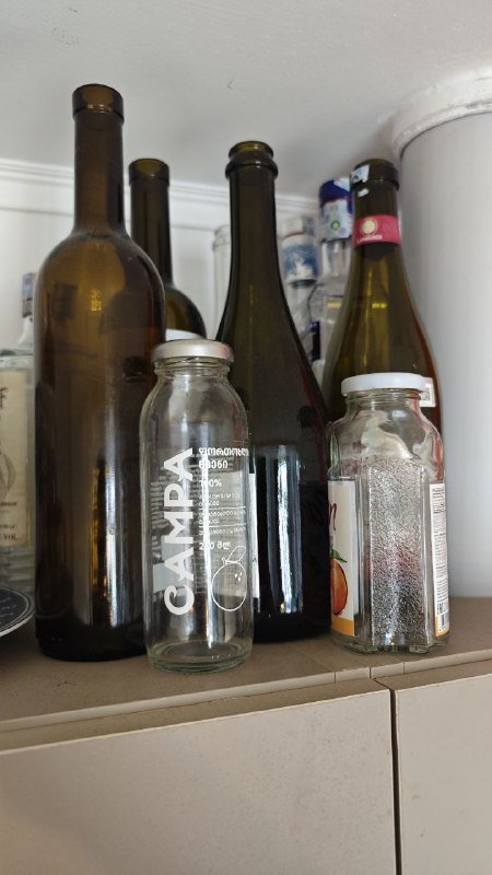 Стеклянные бутылки и банки с крышками