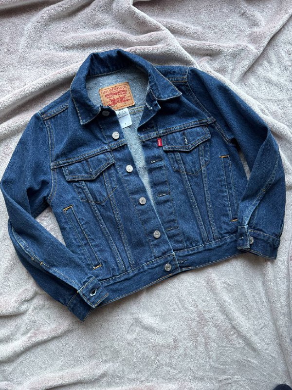 Оксфорды Timberland, лонгслив Nirvana, джинсы Levi’s, джинсовая куртка Levi’s, кроссовки Adidas Adi2000, поло Kappa, ветровки Lacoste и Napapijri, футболка Diesel 4