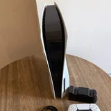PS5 с двумя геймпадами 3