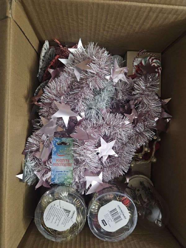 Новогодний бокс с украшениями и гирляндами