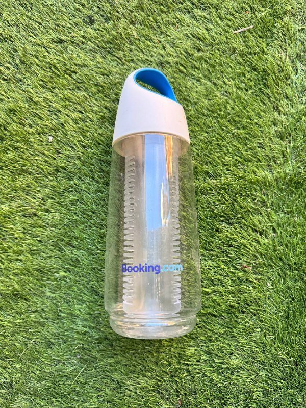 Брендированная бутылка booking.com