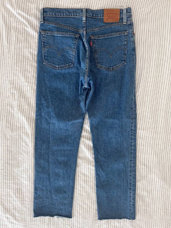 свитер ARKET, игрушка H&M HOME, шлепанцы Adidas Pharrell Williams, брюки вельветовые Uniqlo, джинсы Levi’s 10