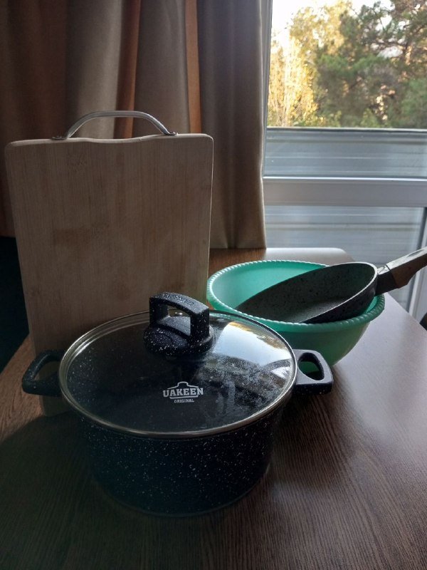 Кастрюля, сковорода, разделочная доска, миски