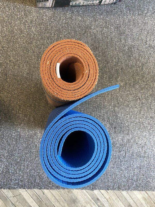 Настольная лампа, фен, отпариватель, компьютерное кресло, микроволновка, пылесос, коврики для йоги, мониторы, клавиатура, турка для кофе 8