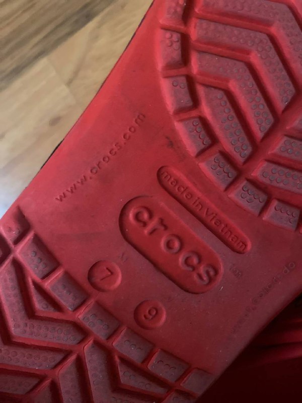 Детские красные туфли Crocs