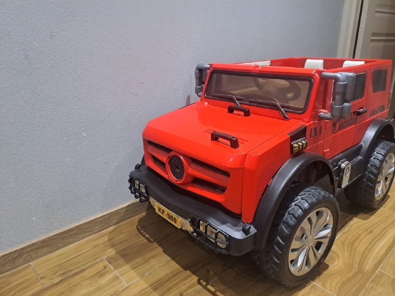 Детское авто красного цвета