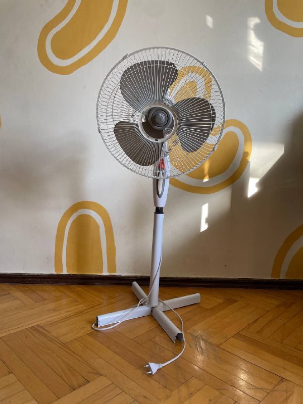 Синие бокалы, банки Ikea, шпалера, полочки, вентилятор, обогреватель, вафельница, духовка, зеркало 6