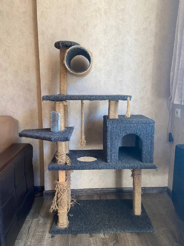 Кошачий домик с когтеточкой