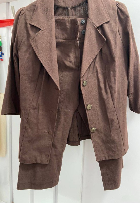 Два женских костюма пиджак юбка и пиджак капри