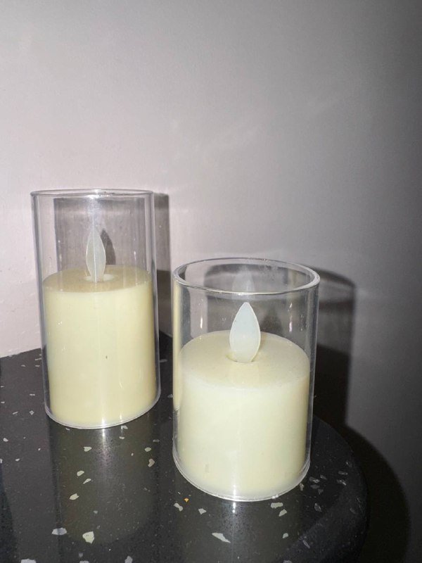 Две светящиеся свечи