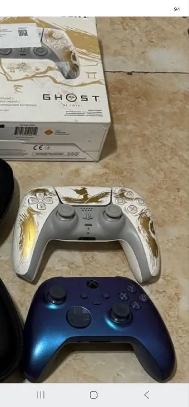 Два контроллера PlayStation 5