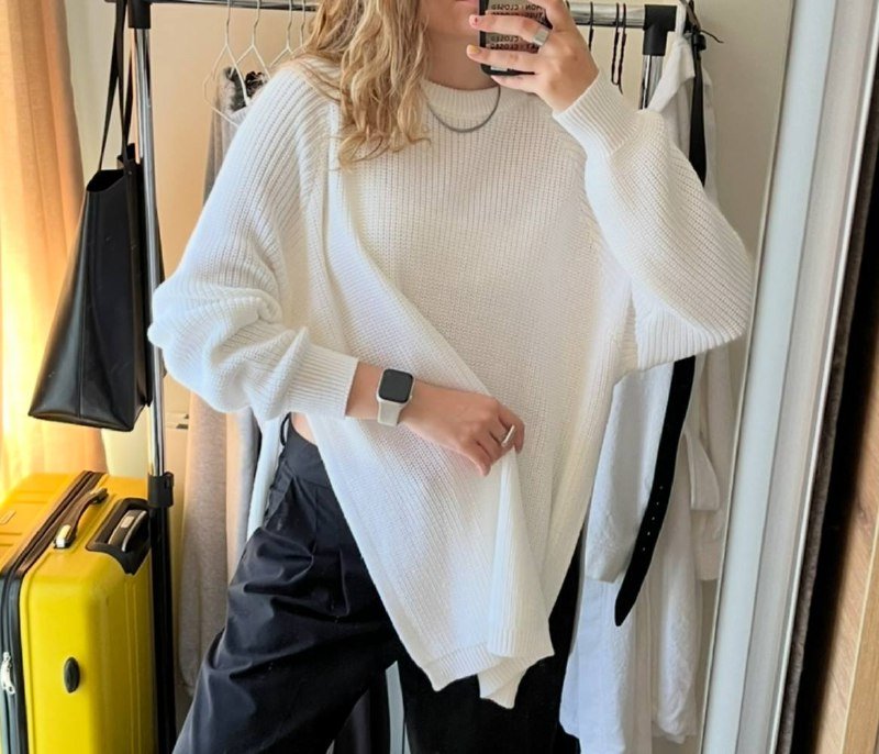 Свитер вязаный легкий с разрезами по бокам