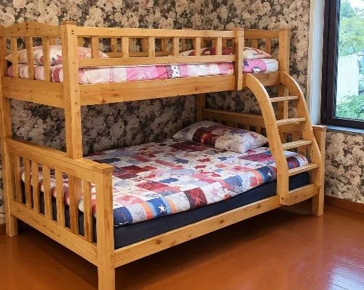 Двухъярусная детская кровать с матрасами