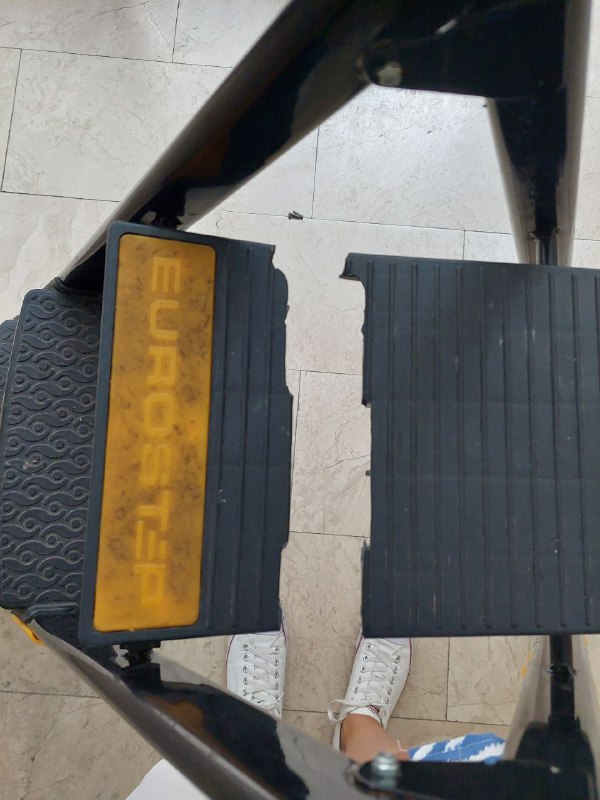 Складная стремянка с поврежденной верхней ступенькой 3