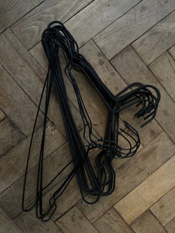 10 тканевых вешалок Jysk и 4 металлические вешалки