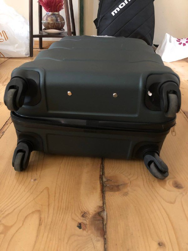 Чемодан черный на колесах 4