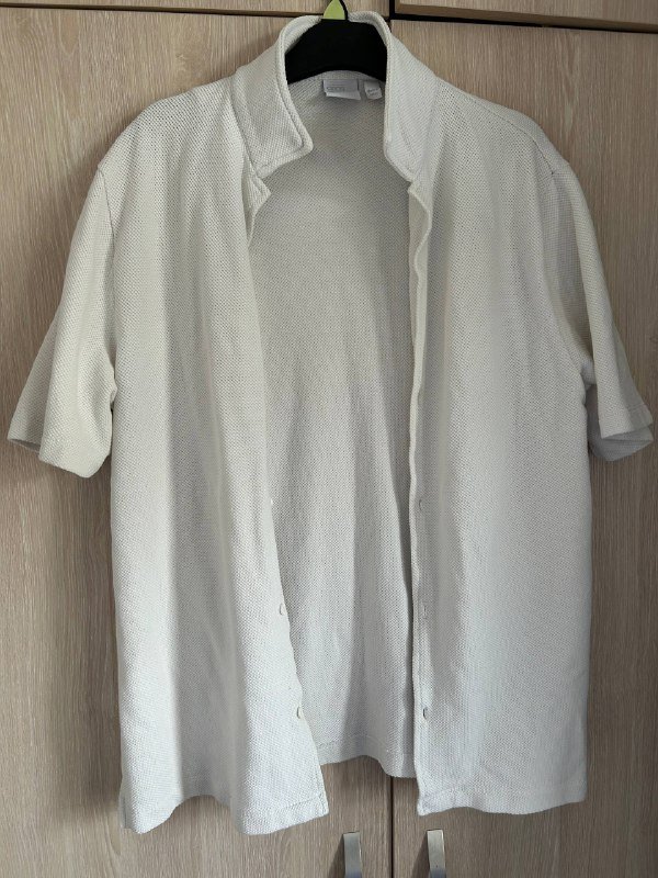 Рубашка белая Asos, коричневая кофта H&m, дождевик Puma, рубашка Ralph Lauren, футболка NY Yankees, ремень с мехом, рубашка Ikea, джинсы Levi’s, кепка, жилетка, рубашка DC, наушники Sennheizer, шорты Lee 7