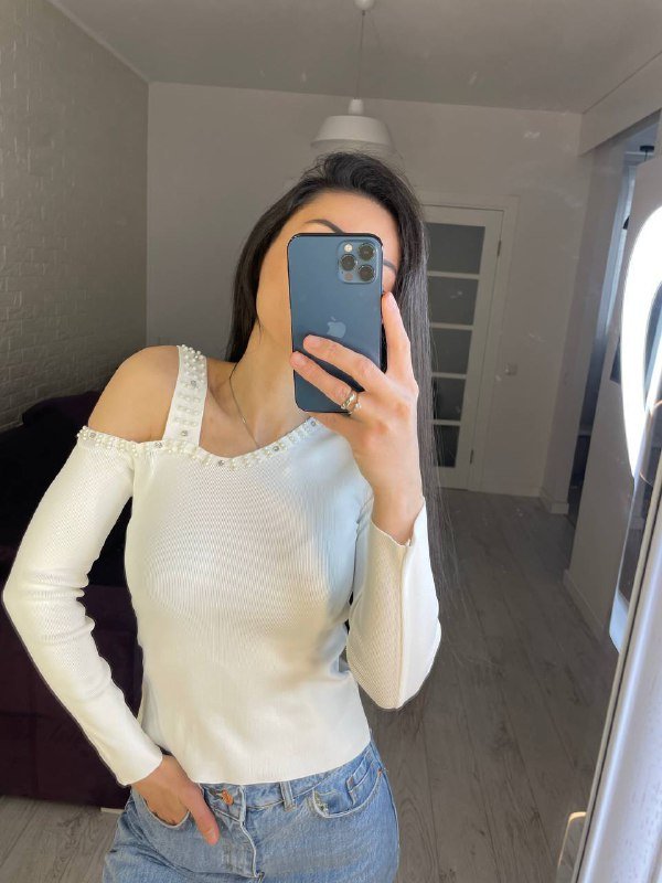 Женская белая кофта с вырезами и бусинами